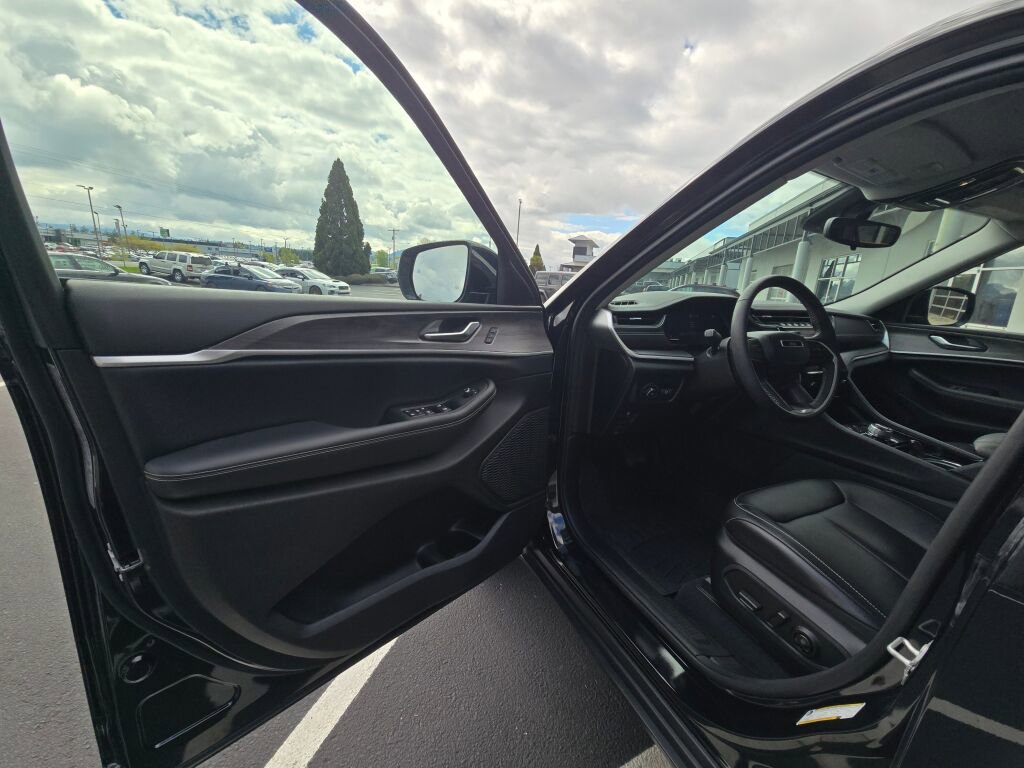 Used 2023 Jeep Grand Cherokee Limited image 16