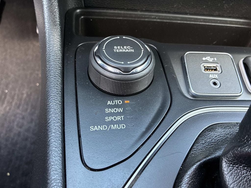 Used 2019 Jeep Cherokee Latitude Plus w/ Comfort/Convenience Group AWD/4WD image 29