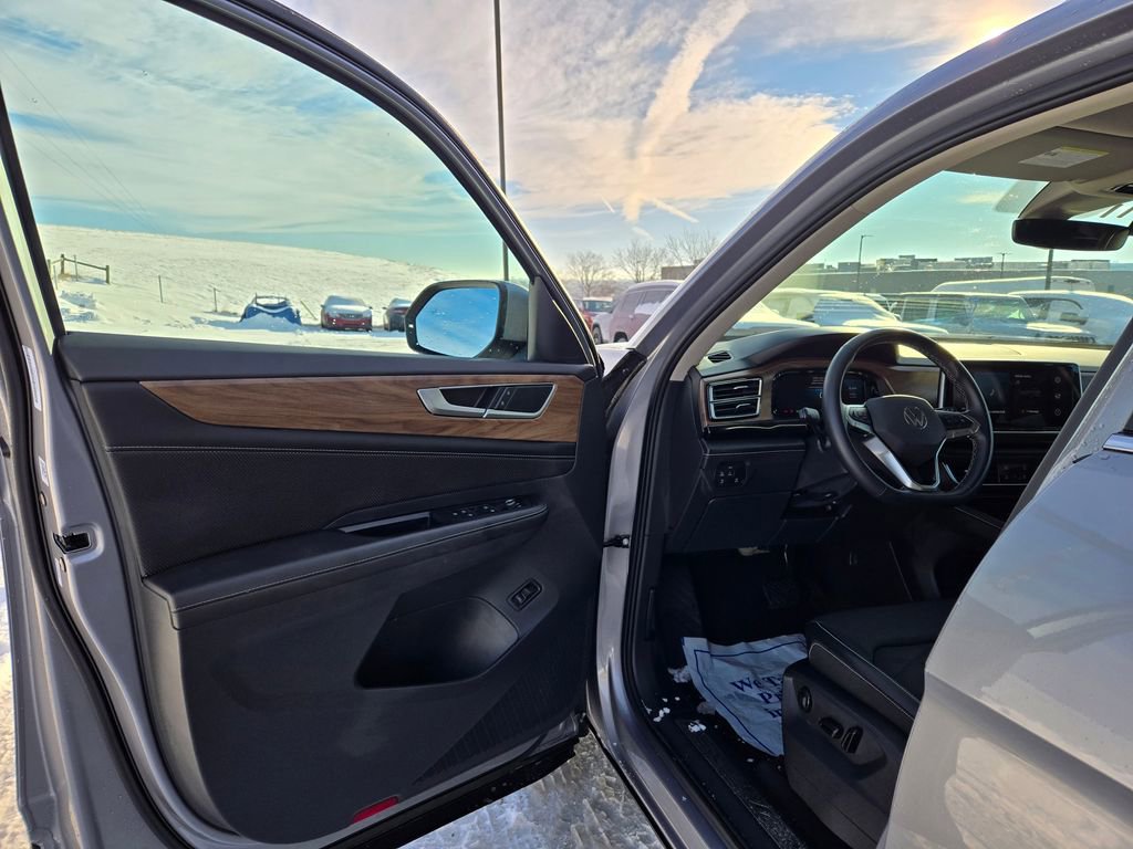 Used 2025 Volkswagen Atlas SE image 11