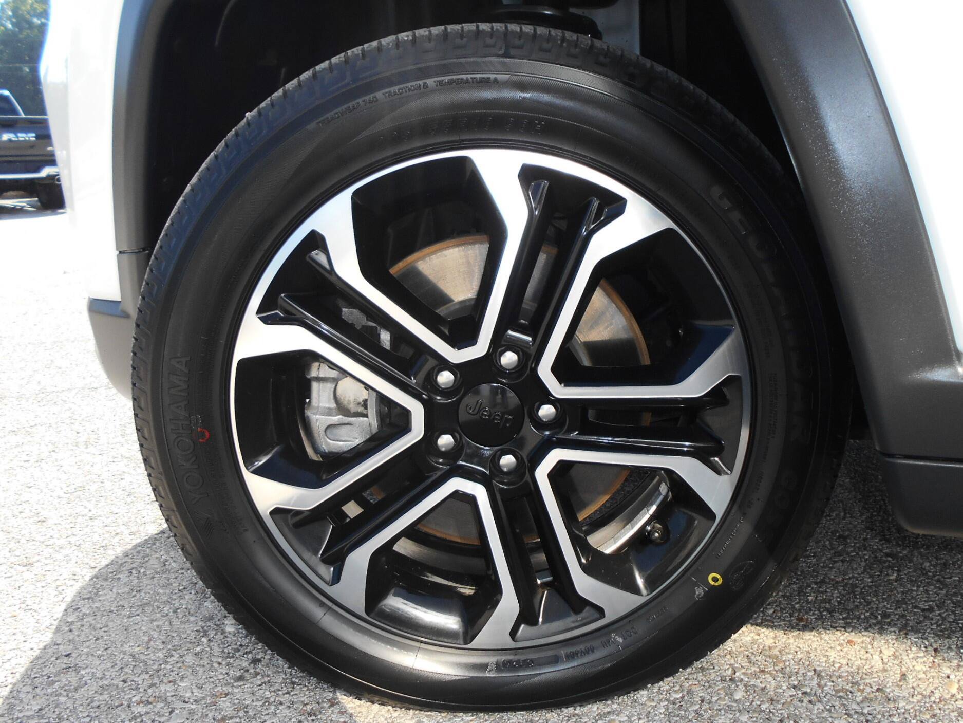 Certified 2023 Jeep Compass Limited AWD/4WD image 10
