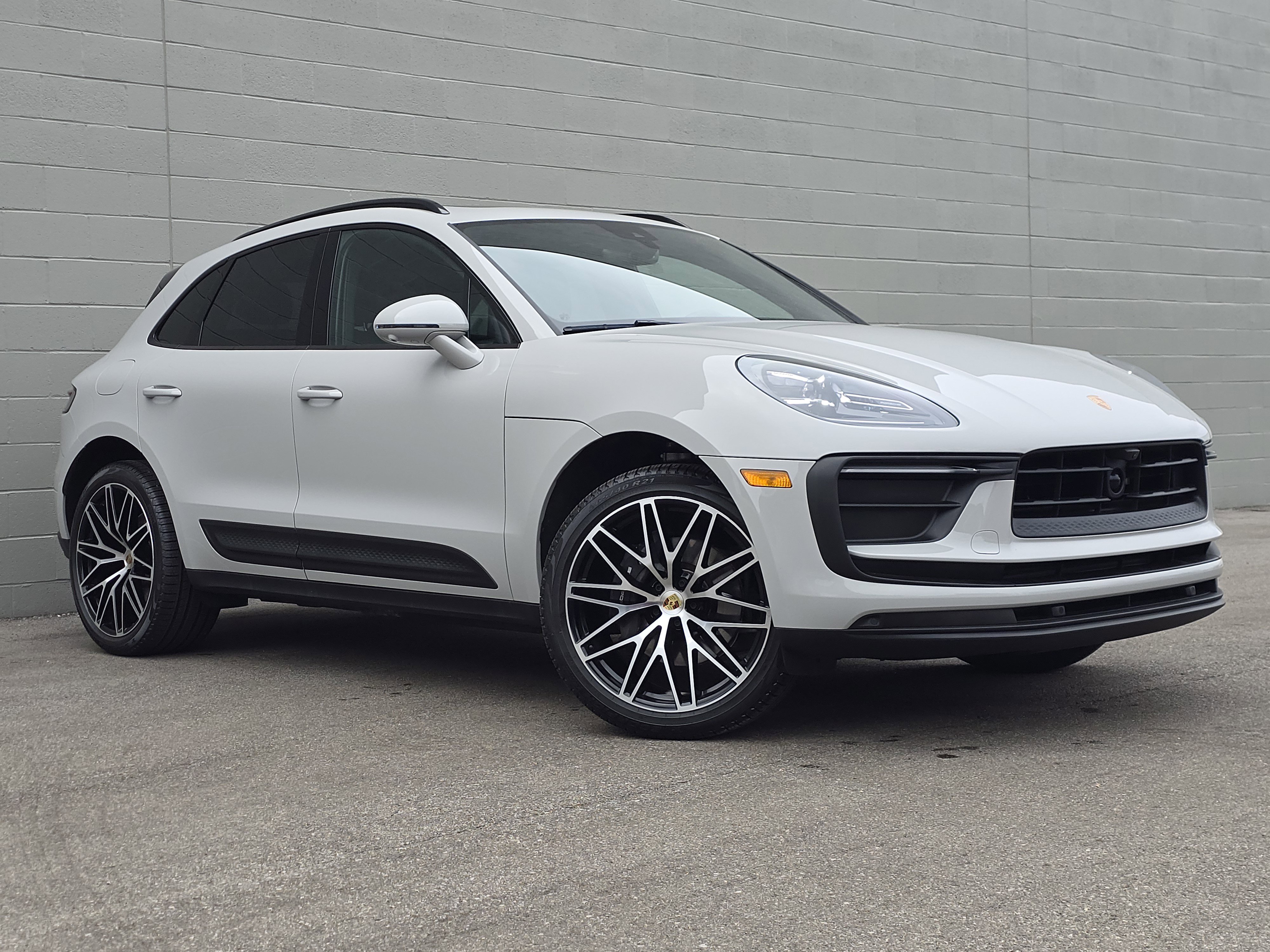 Certified 2025 Porsche Macan AWD/4WD image 7