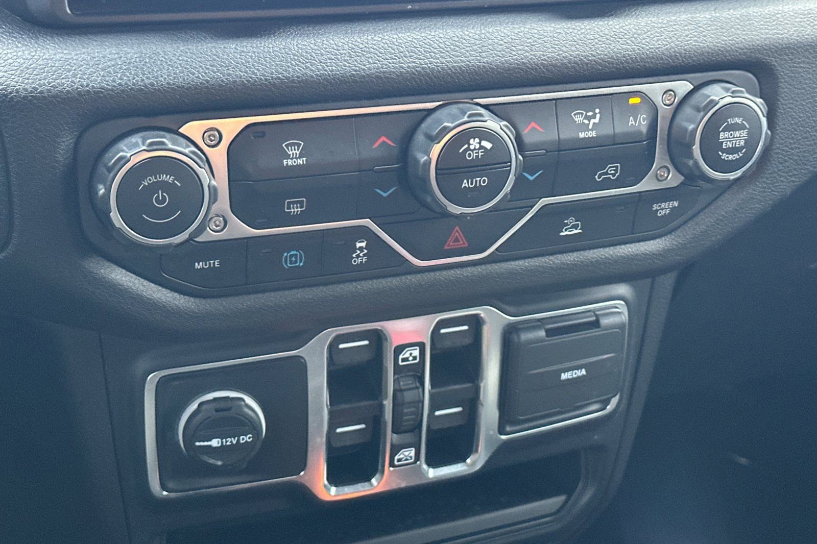 Used 2024 Jeep Wrangler Unlimited AWD/4WD image 23