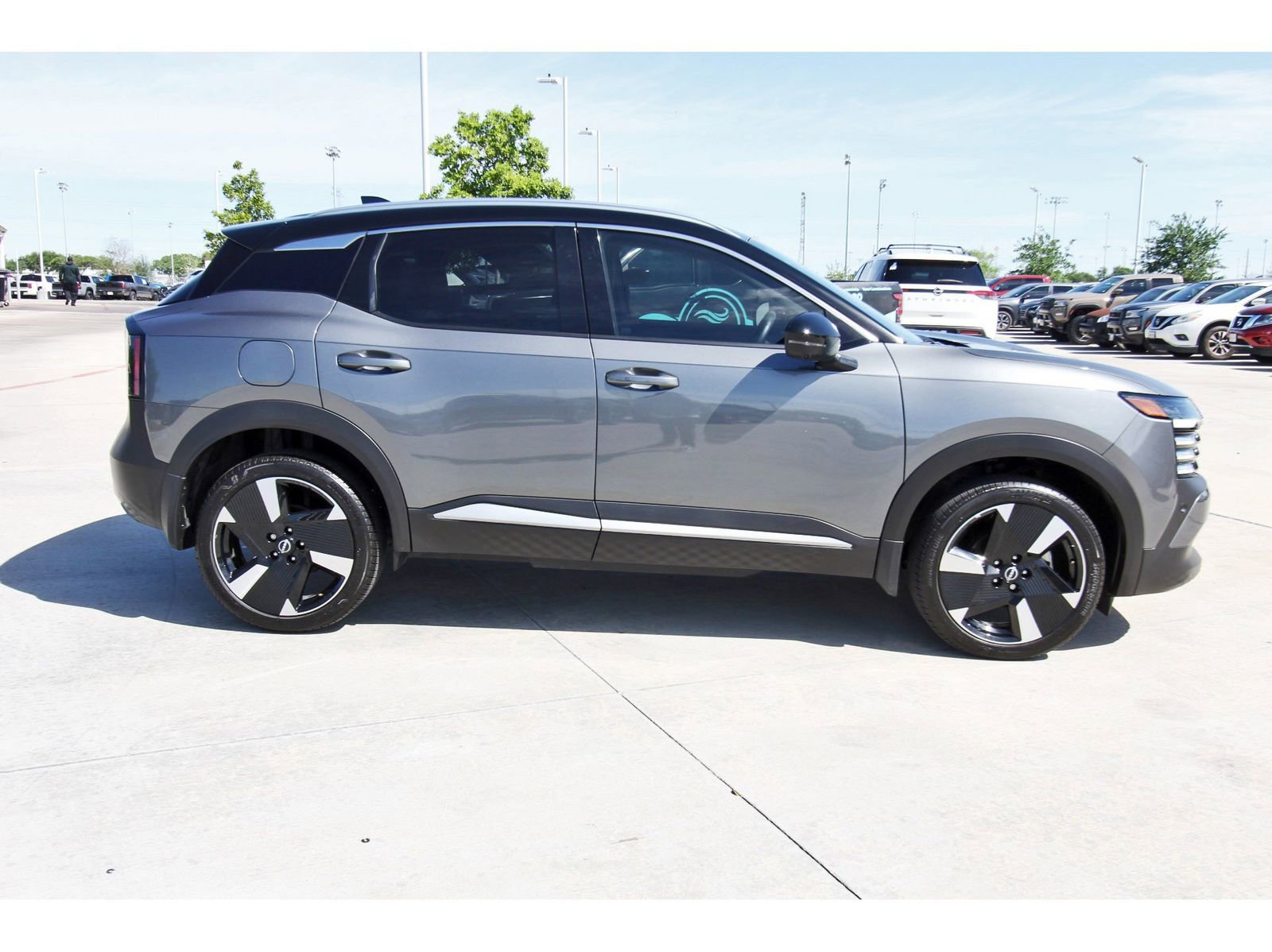 Certified 2025 Nissan Kicks SR FWD image 8