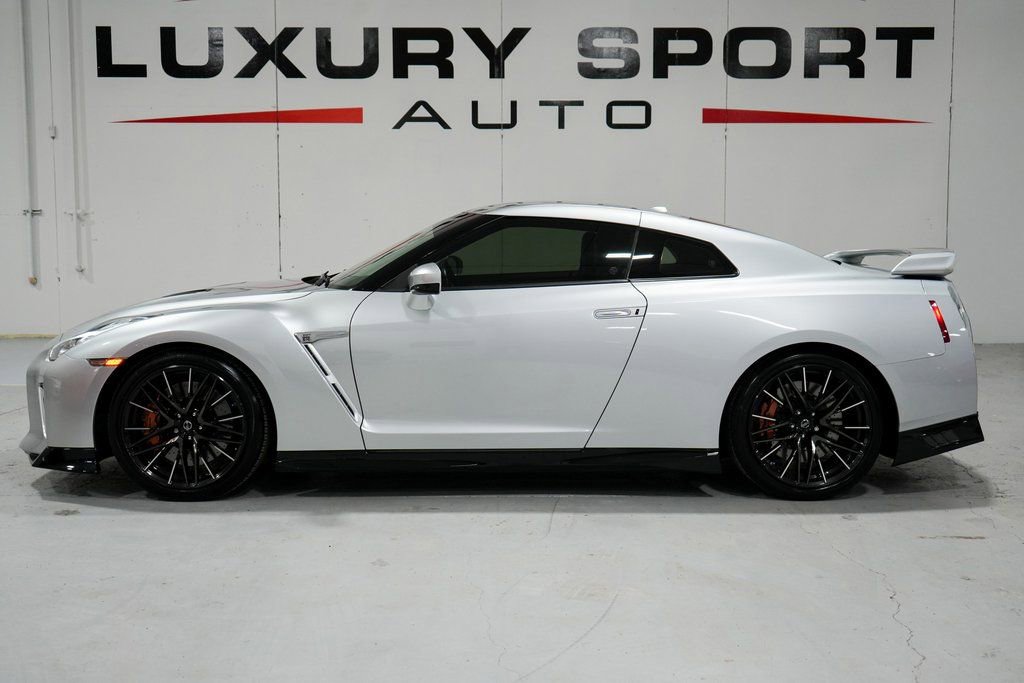 Used 2020 Nissan GT-R Premium image 2