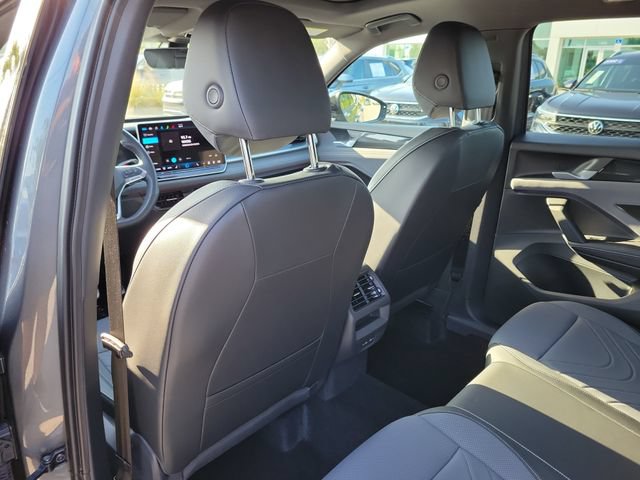 Certified 2025 Volkswagen Tiguan SE R-Line AWD/4WD image 11