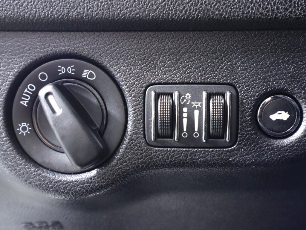 Used 2019 Dodge Charger SXT image 10