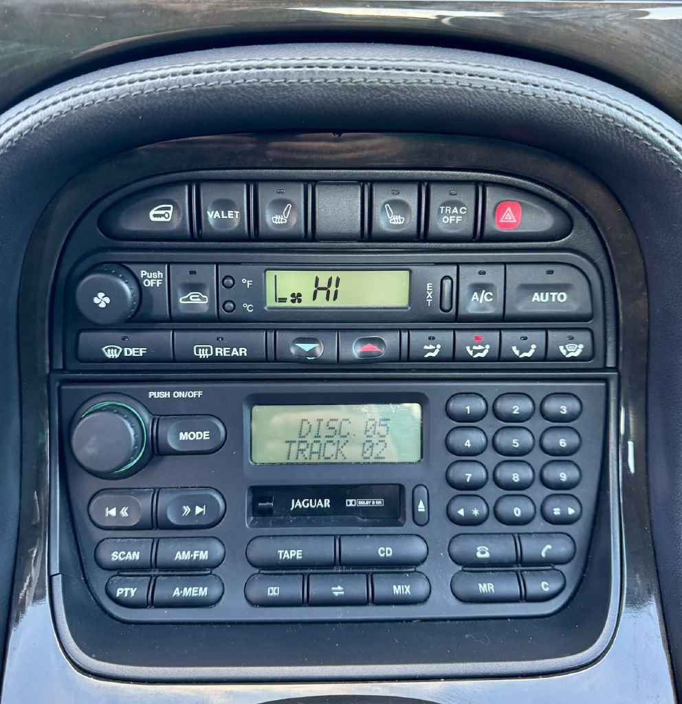 Used 1998 Jaguar XJ8 image 19