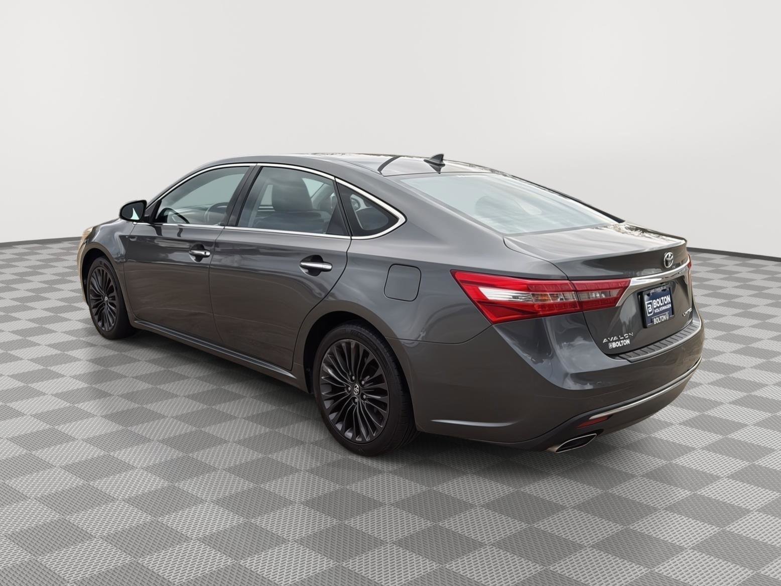 Used 2017 Toyota Avalon Limited image 3