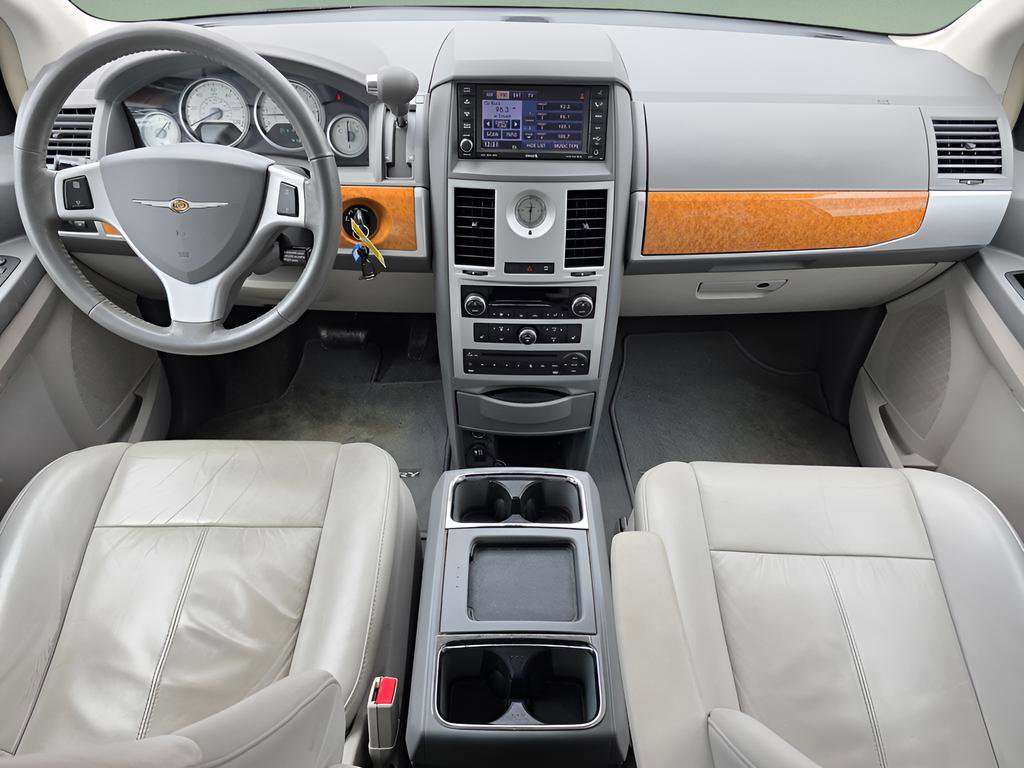 Used 2009 Chrysler Town & Country Limited w/ Entertainment Group #3 FWD image 24
