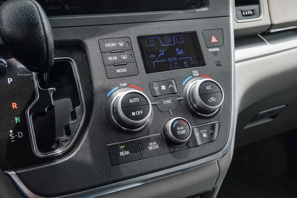 Used 2015 Toyota Sienna LE FWD image 21