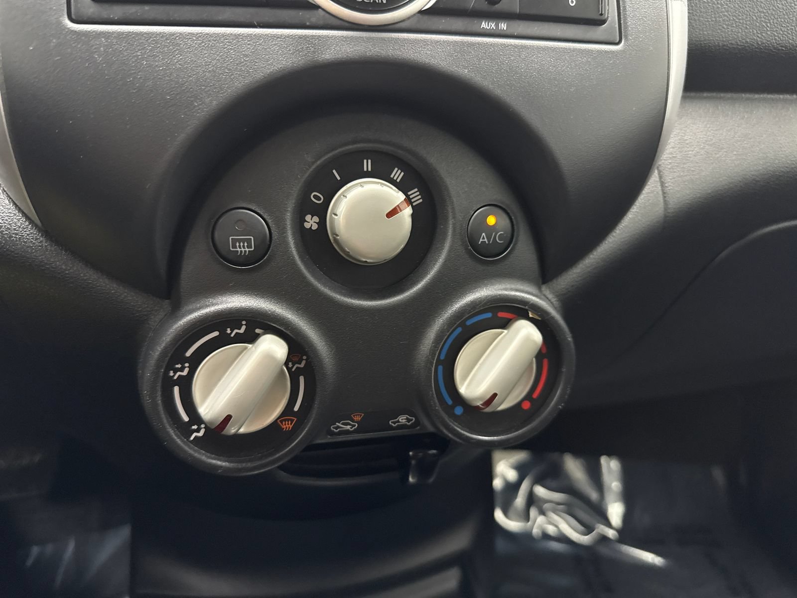 Used 2014 Nissan Versa SV FWD image 25