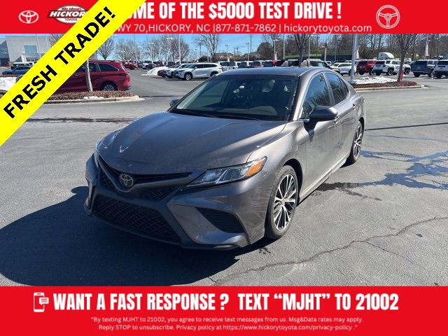 Used 2020 Toyota Camry SE image 1