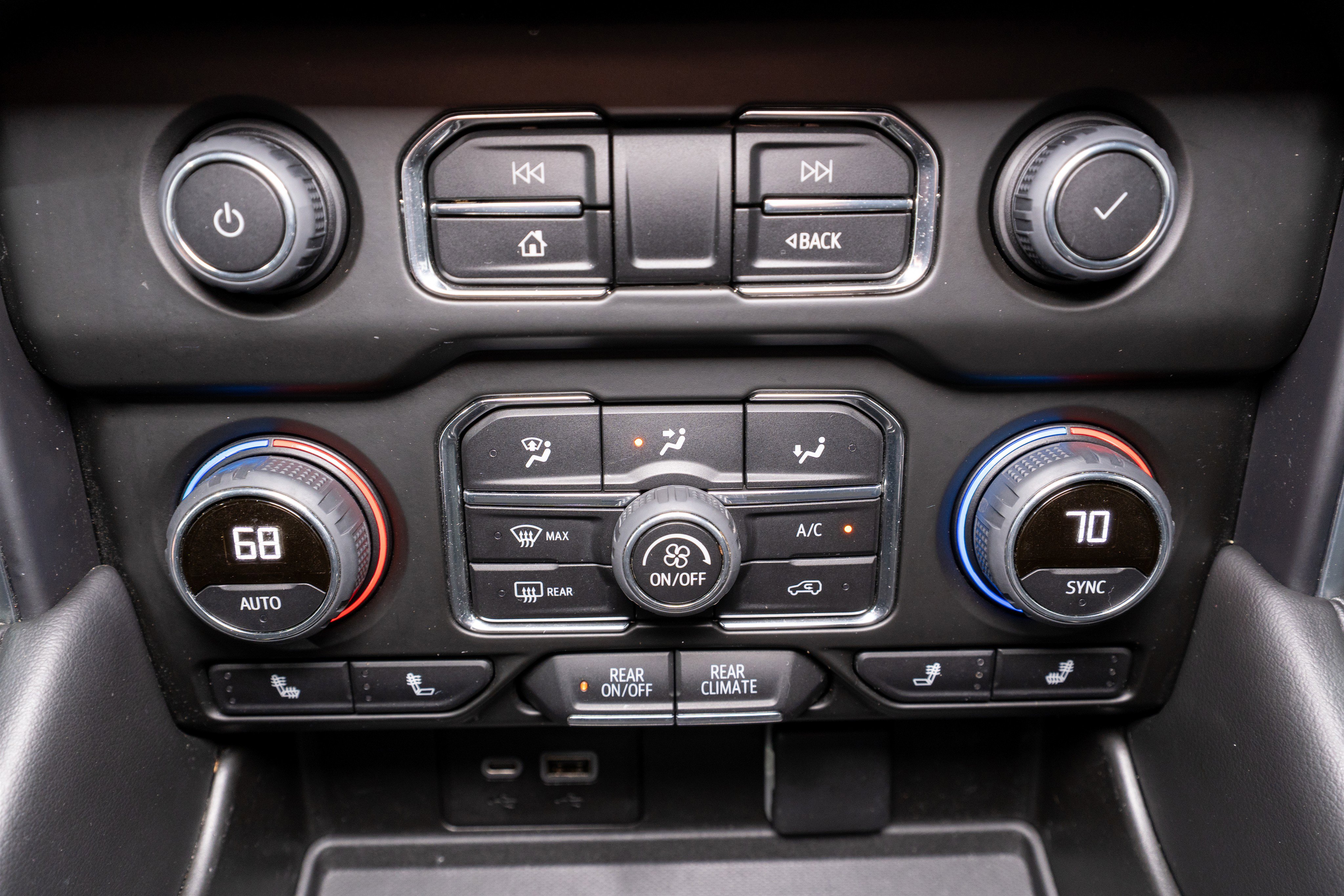 Used 2022 Chevrolet Tahoe LT w/ Luxury Package AWD/4WD image 19