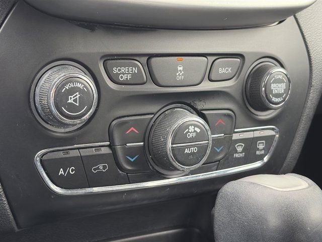 Used 2018 Jeep Cherokee Trailhawk image 22