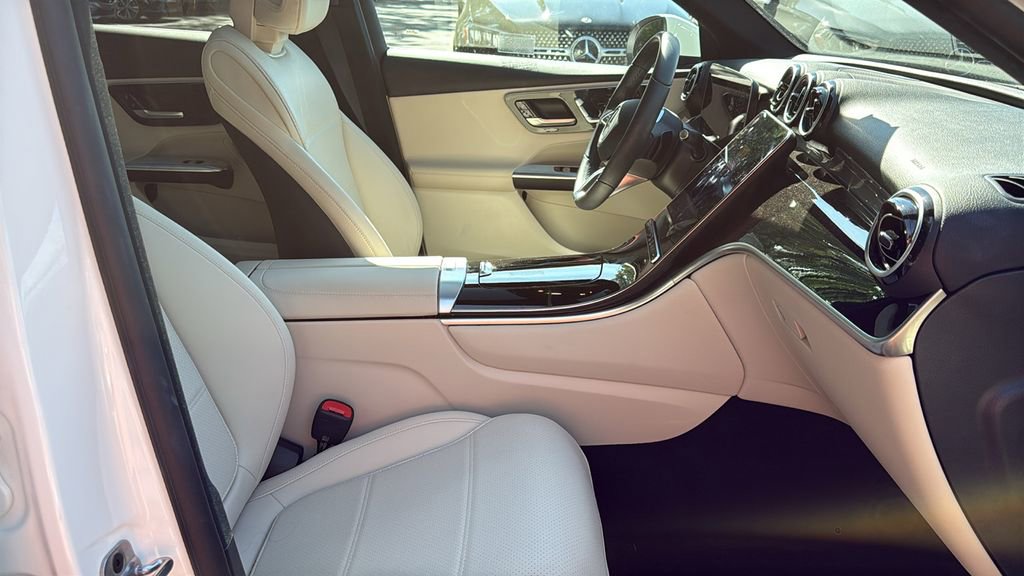 Used 2025 Mercedes-Benz GLC 300 4MATIC image 11