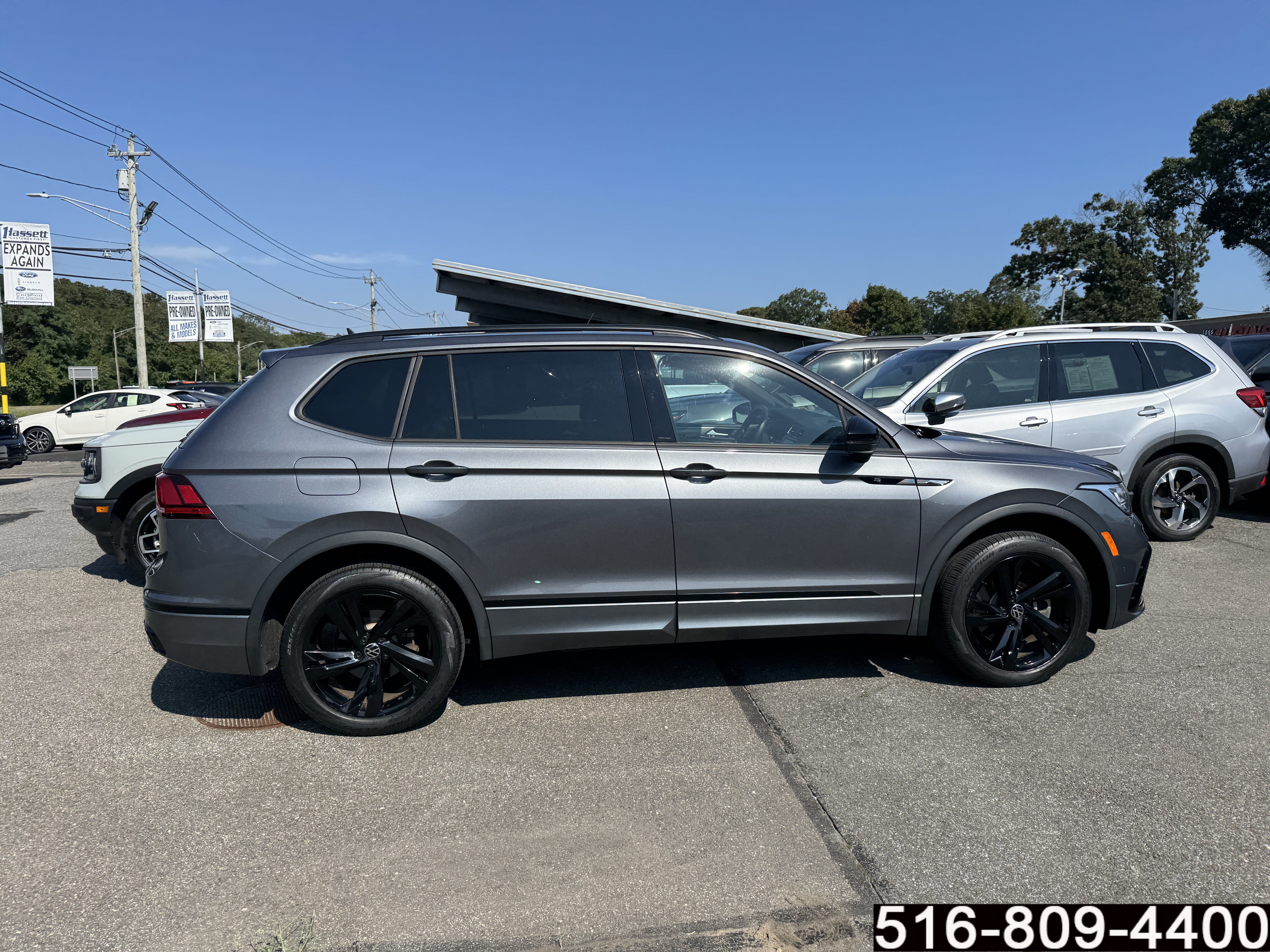 Used 2024 Volkswagen Tiguan SE R-Line AWD/4WD image 4