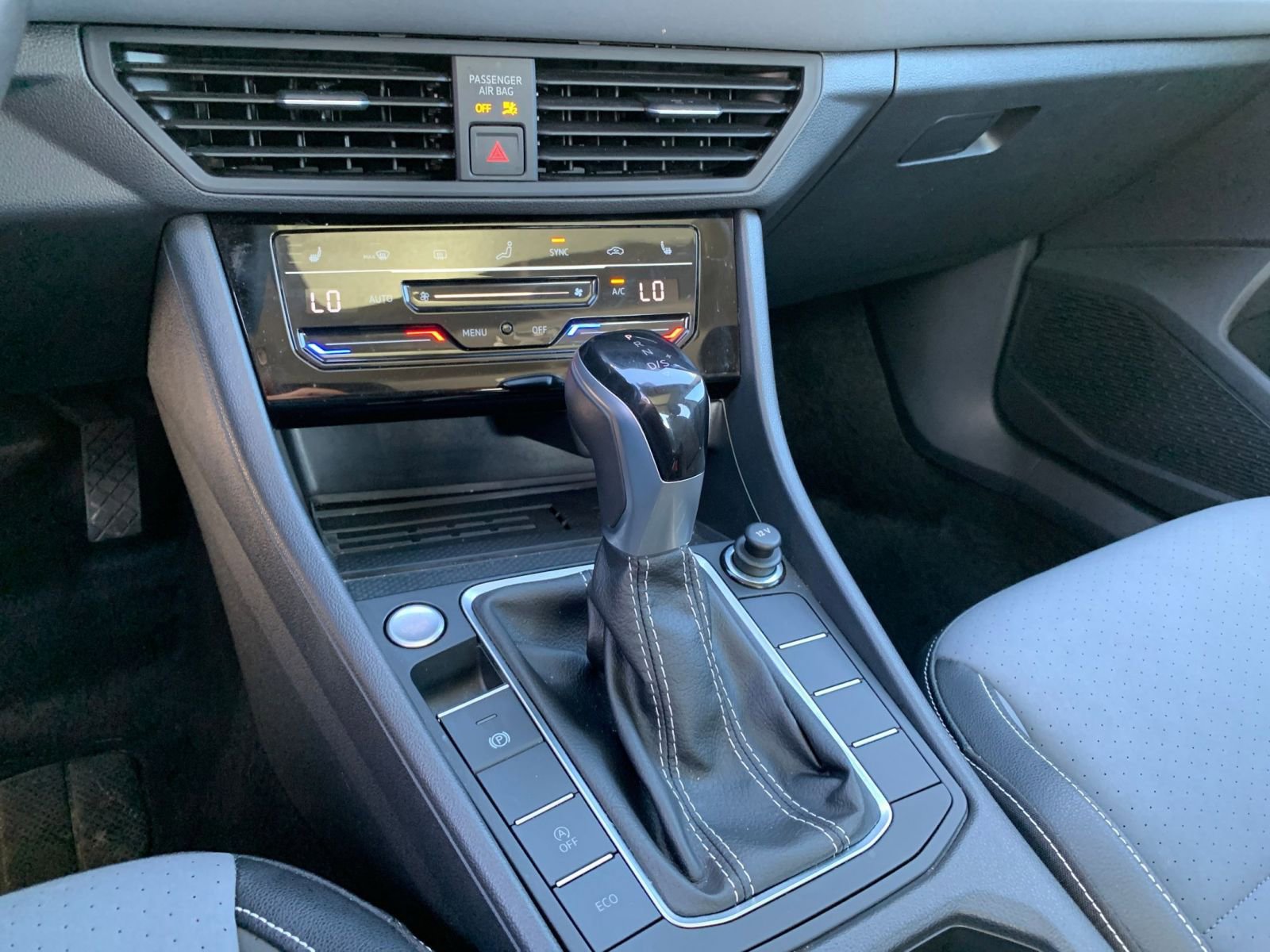 Used 2025 Volkswagen Jetta SE image 40