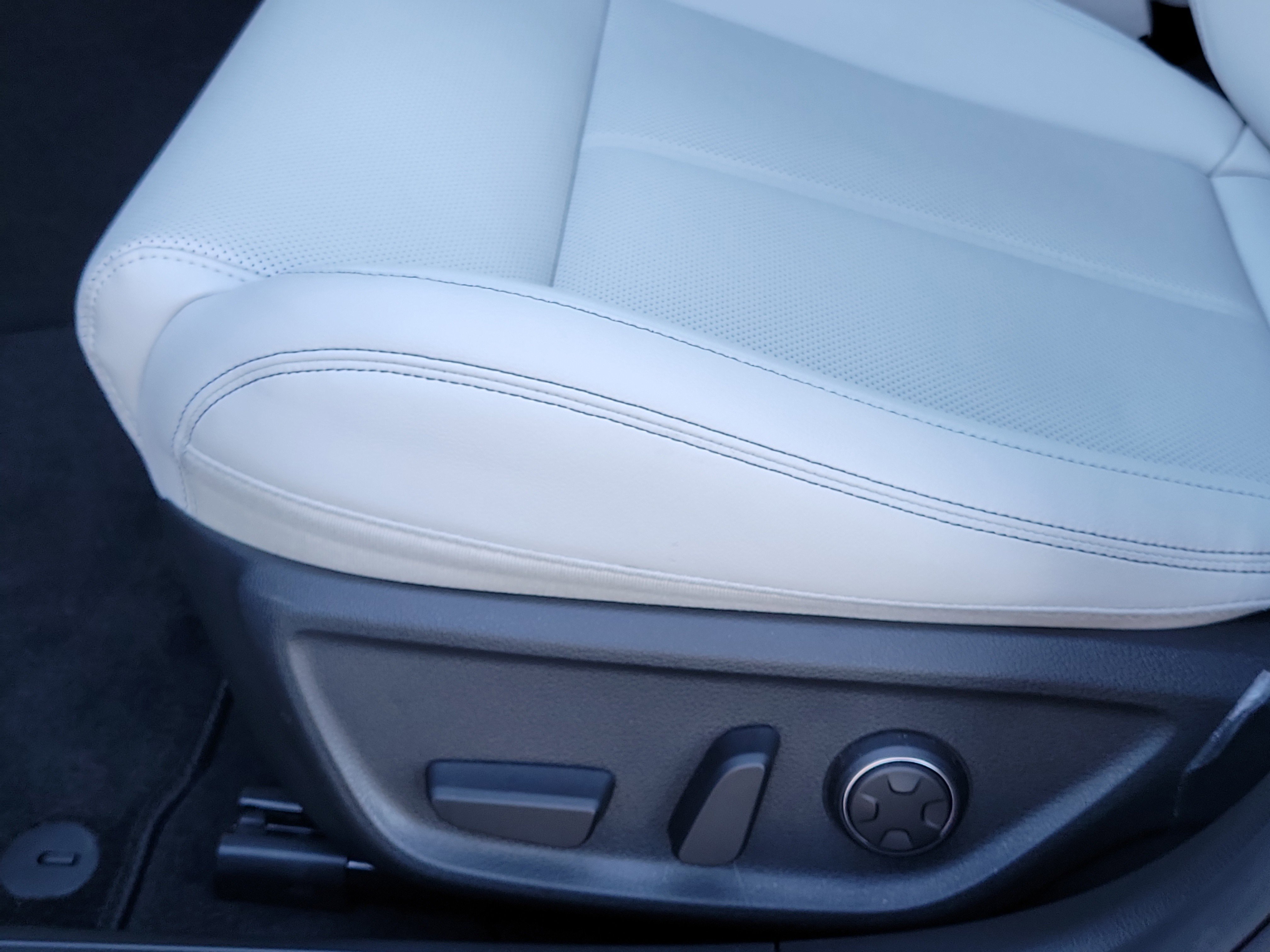 Certified 2025 Genesis G70 2.5T image 17