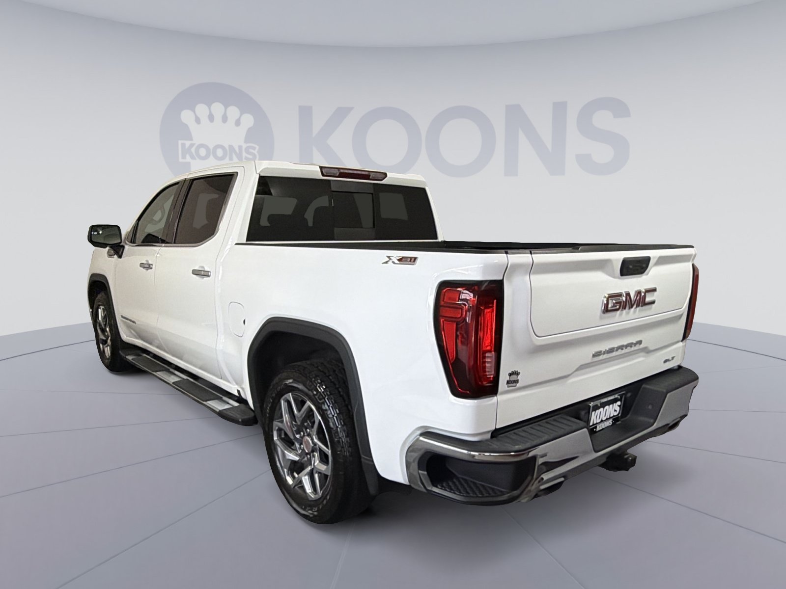 Used 2023 GMC Sierra 1500 SLT w/ SLT Premium Package AWD/4WD image 4