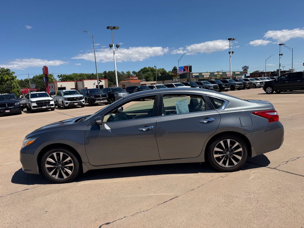 Used 2016 Nissan Altima 2.5 SV w/ Convenience Package FWD image 4