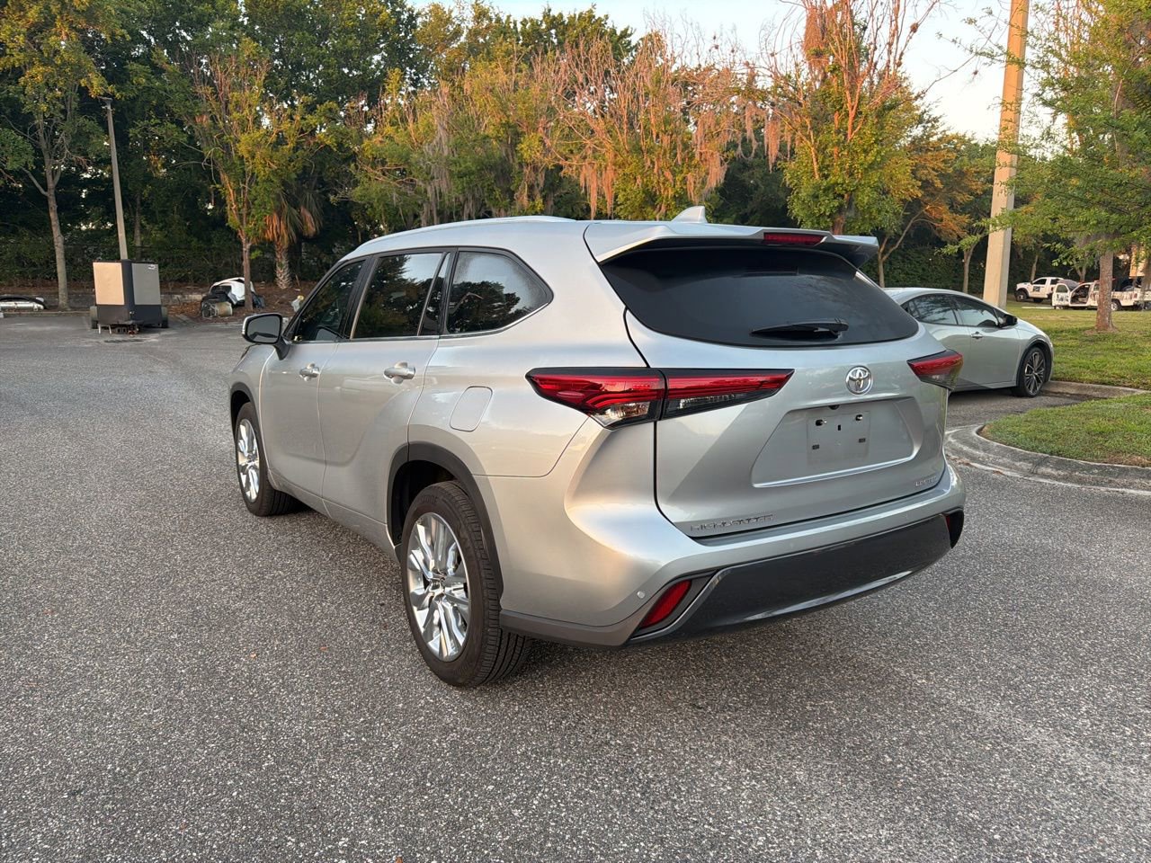 Used 2023 Toyota Highlander Limited image 3
