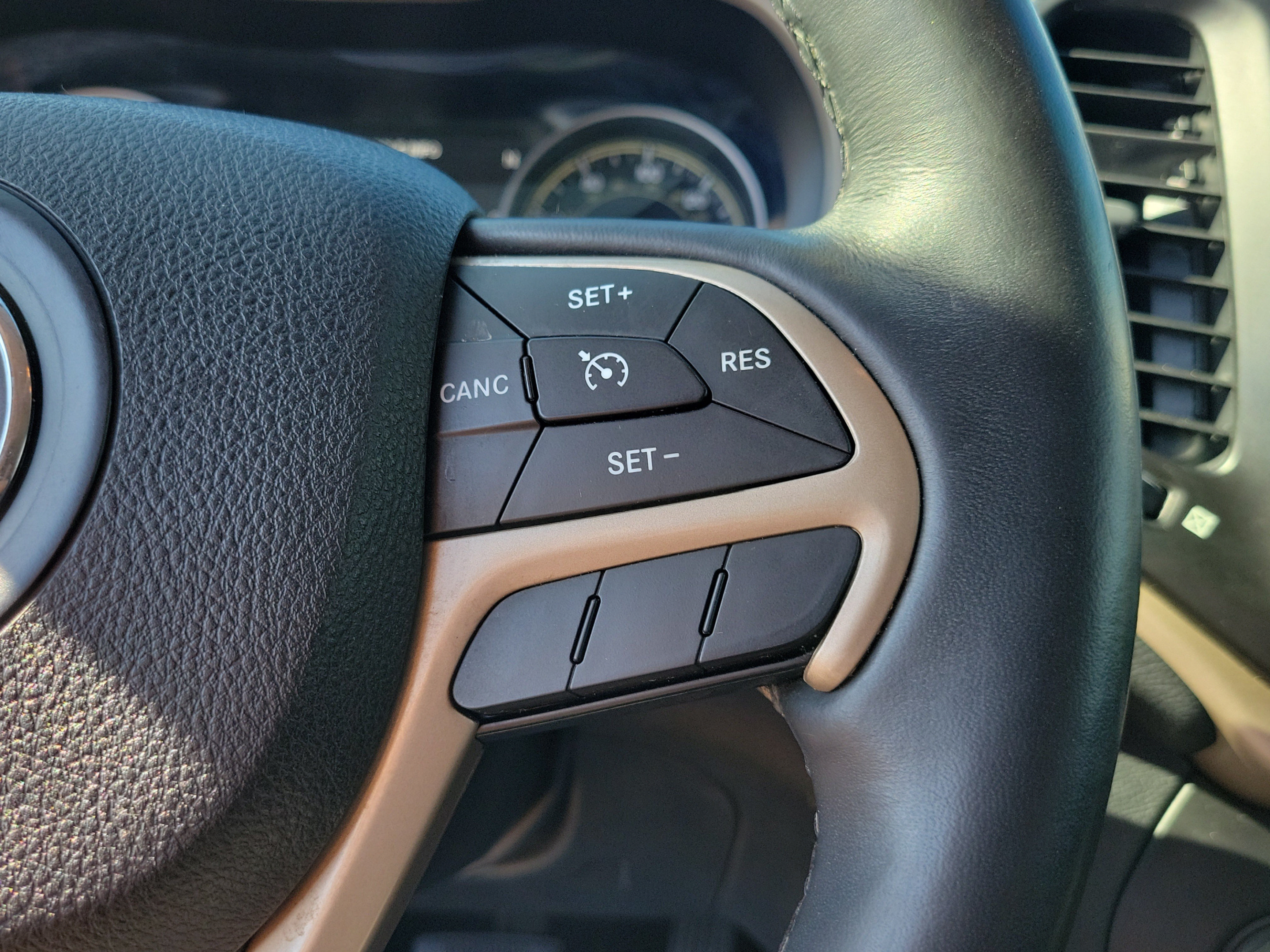 Used 2016 Jeep Cherokee Limited AWD/4WD image 14