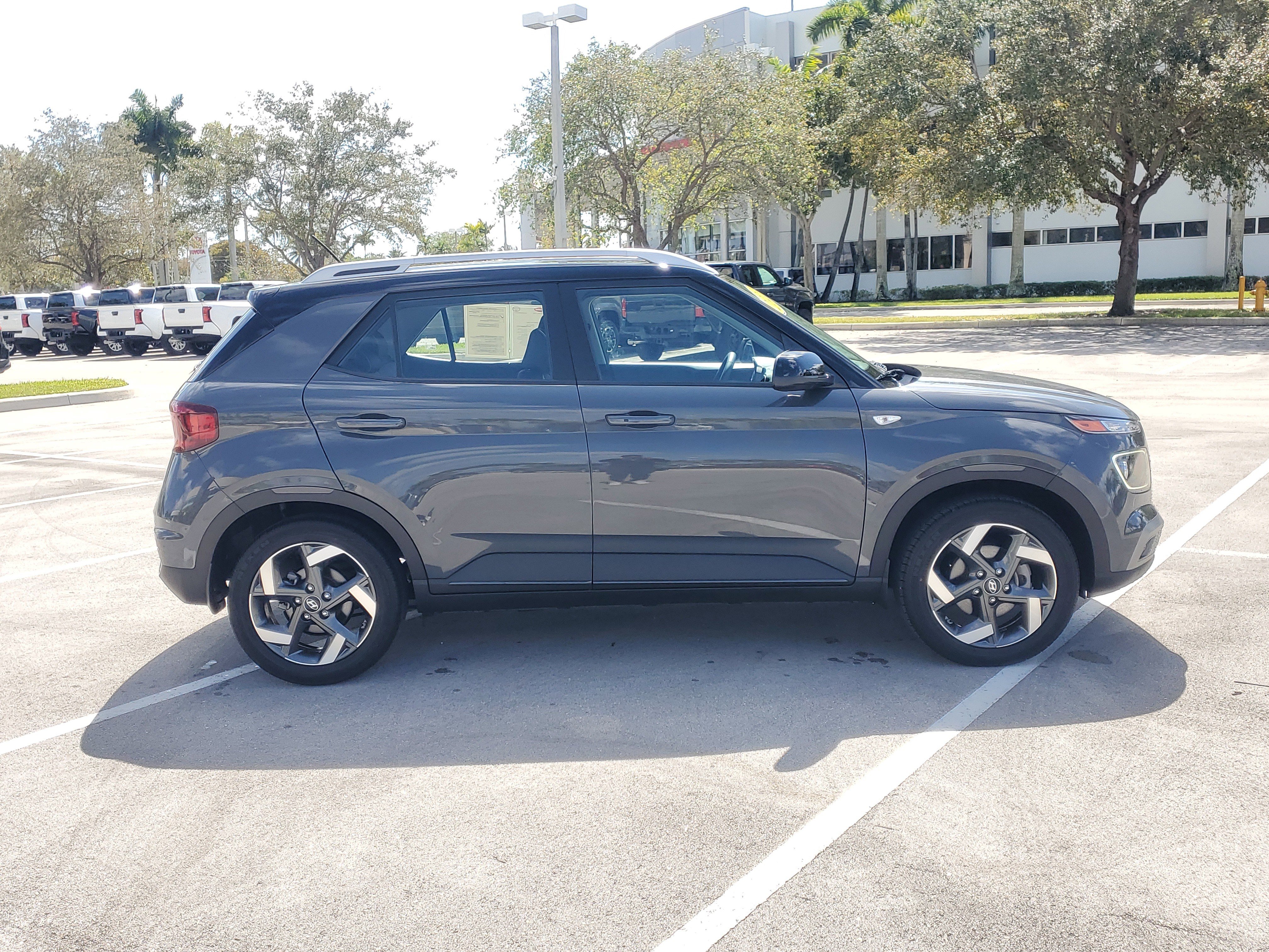 Used 2023 Hyundai Venue Limited image 2