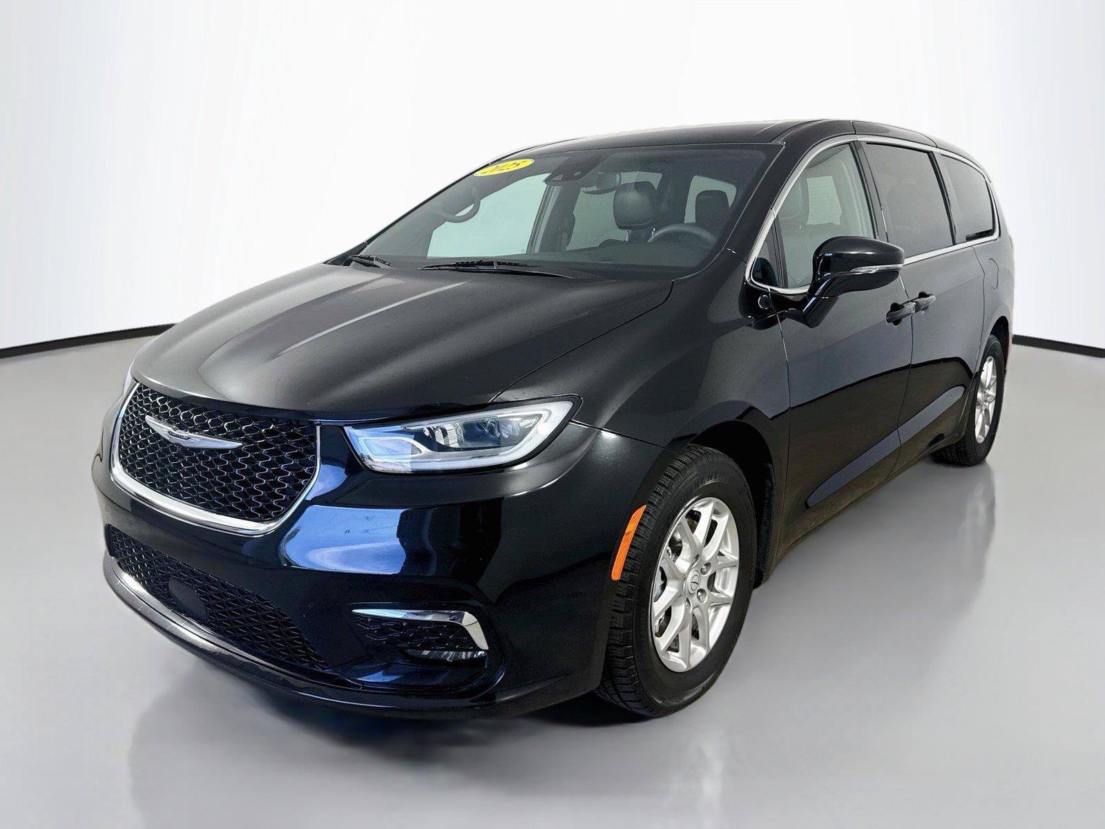 Used 2025 Chrysler Pacifica Select FWD image 4