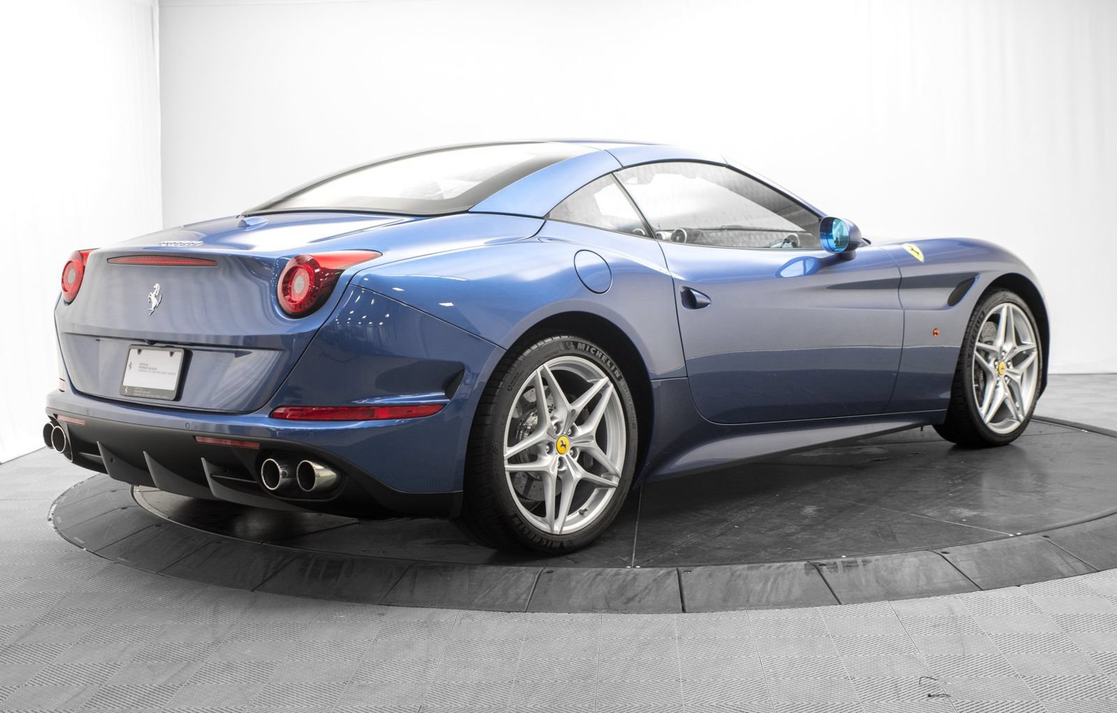 Used 2016 Ferrari California T RWD image 11