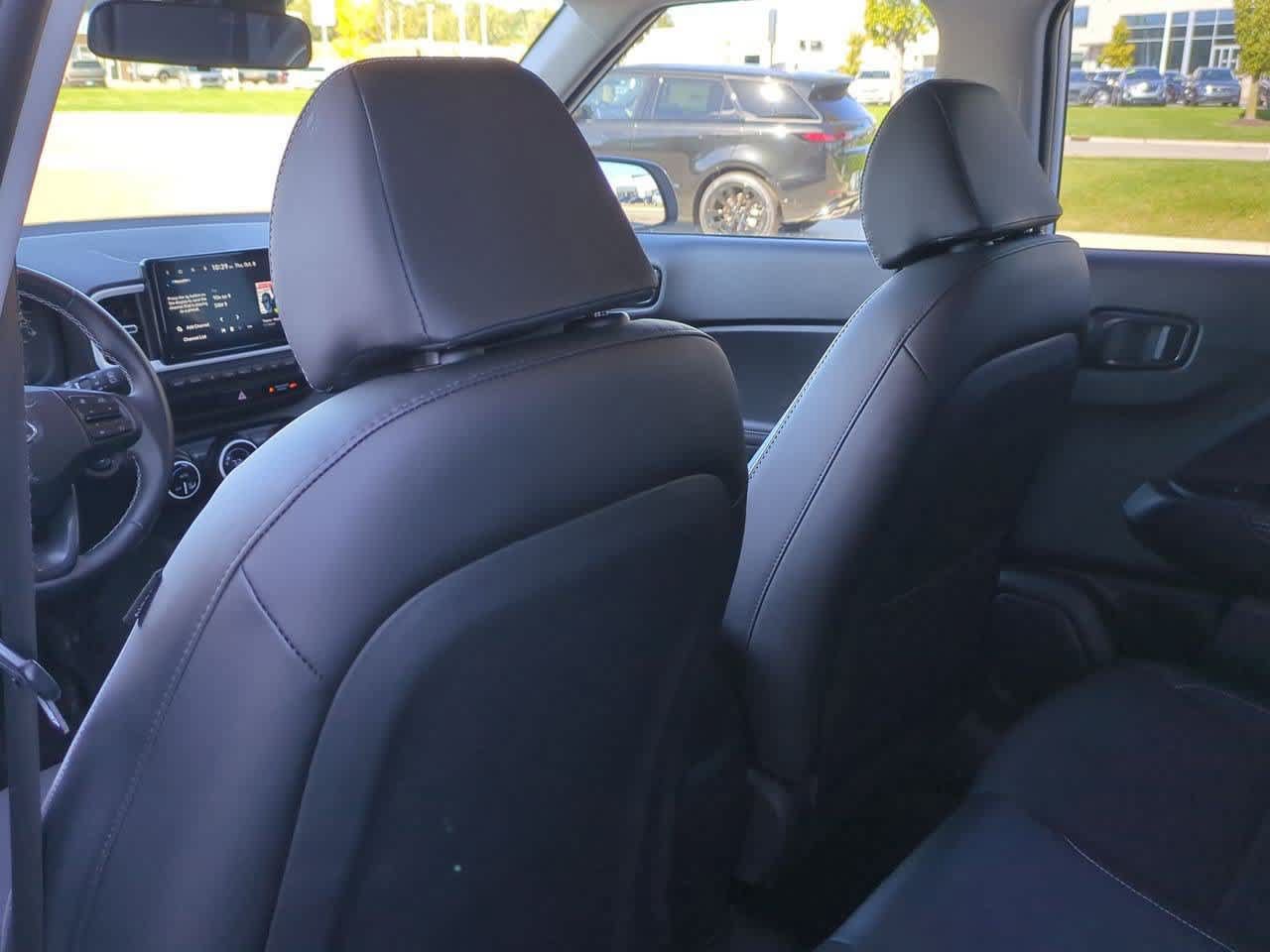 Used 2023 Hyundai Venue Limited FWD image 17