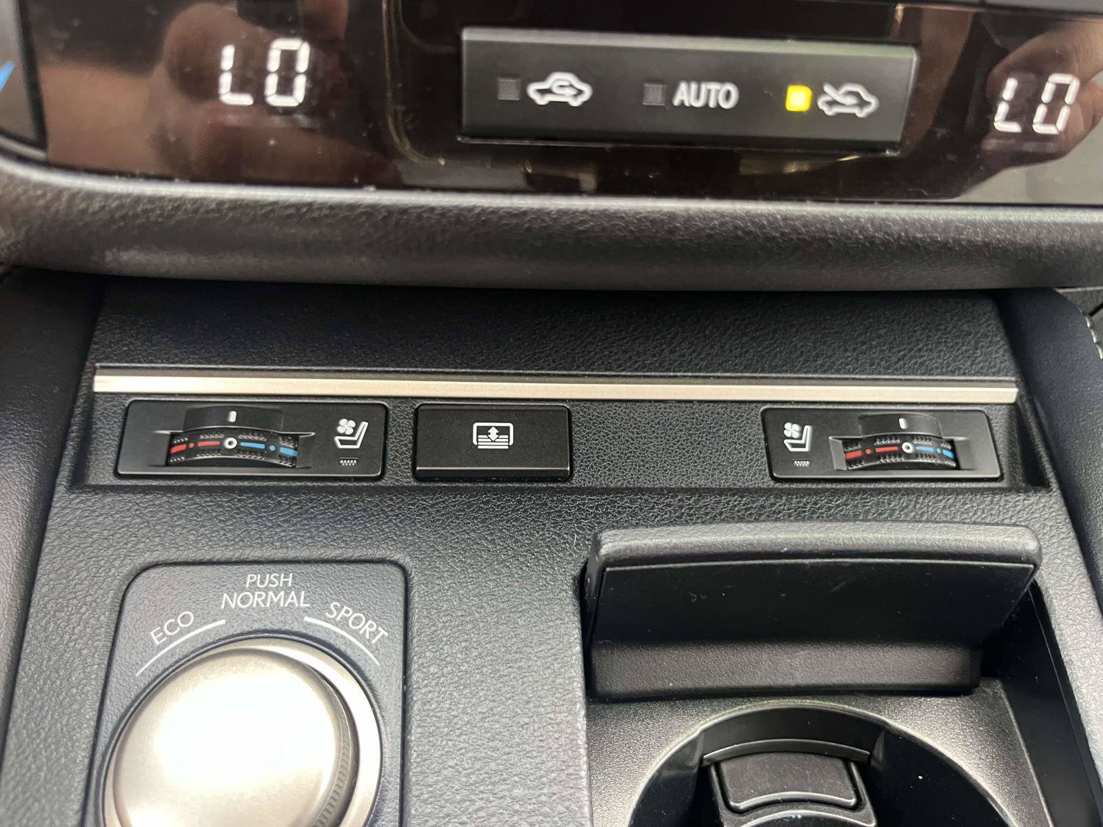 Used 2016 Lexus ES 350 w/ Luxury Package w/Wood Trim FWD image 19