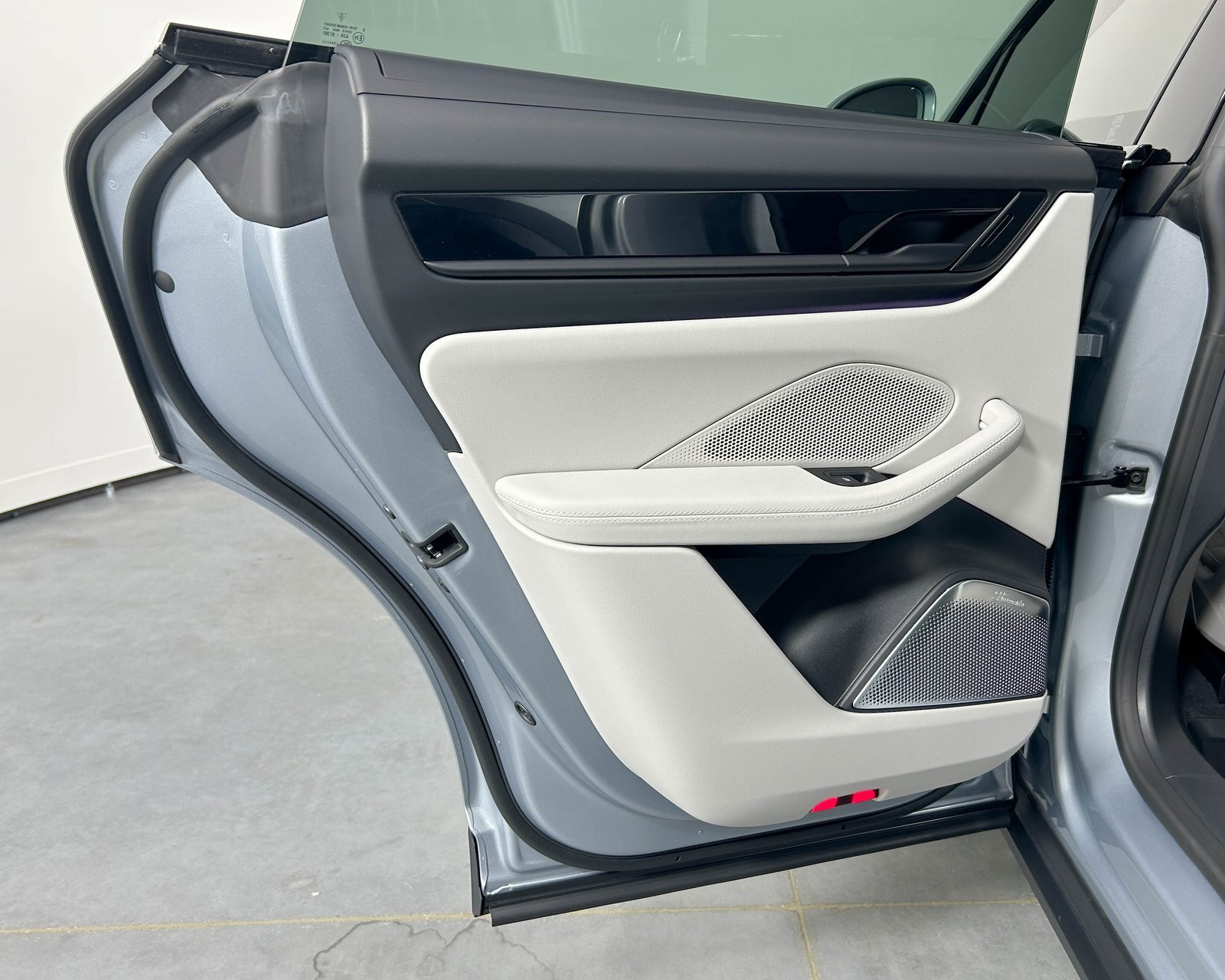 Used 2025 Porsche Macan 4S Electric image 33