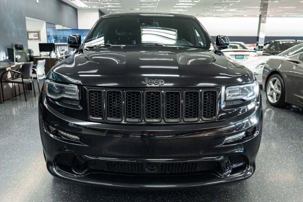 Used 2015 Jeep Grand Cherokee SRT image 2
