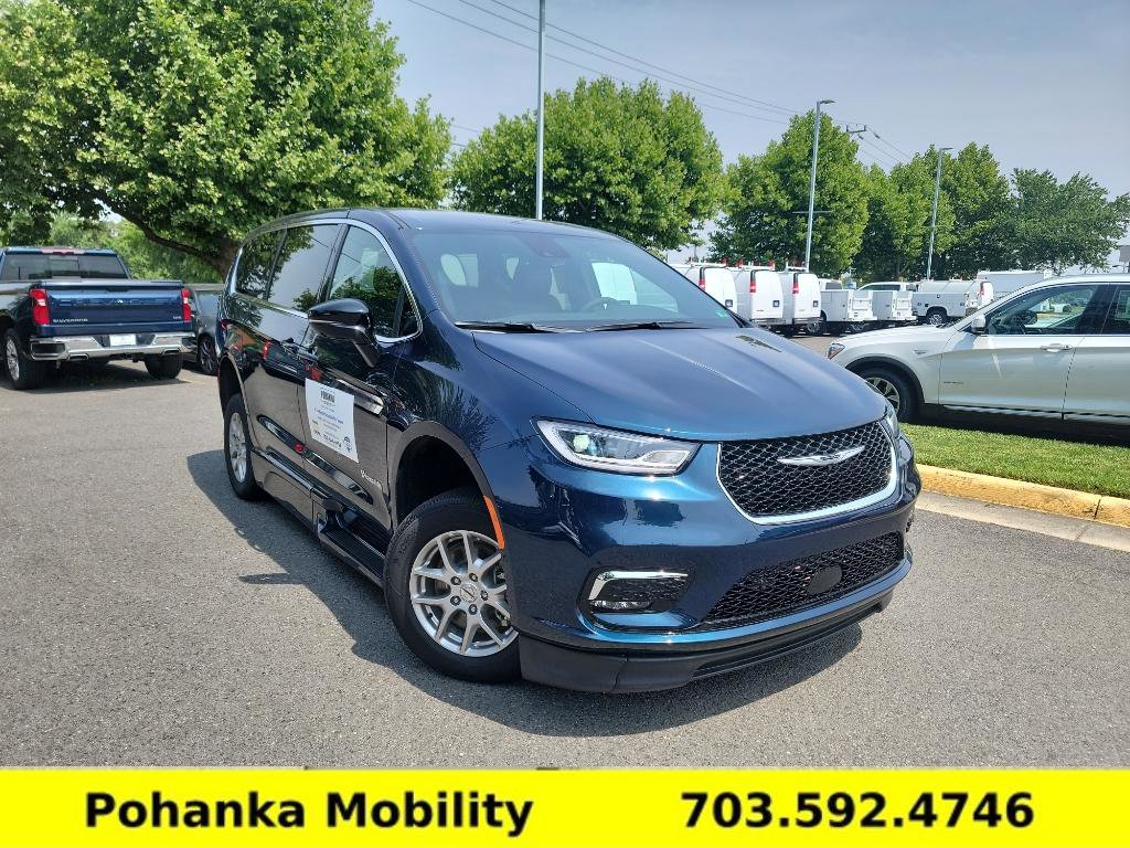 Used 2025 Chrysler Pacifica Select image 2