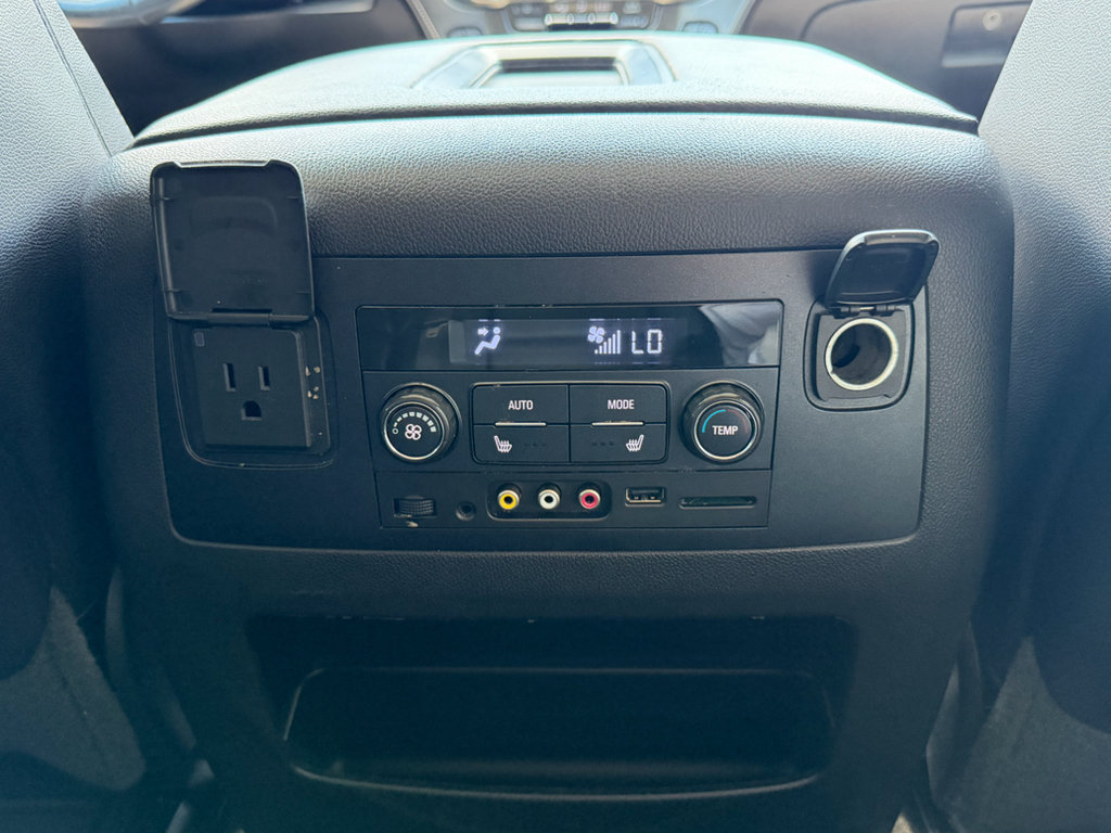 Used 2015 Chevrolet Suburban LTZ RWD image 31