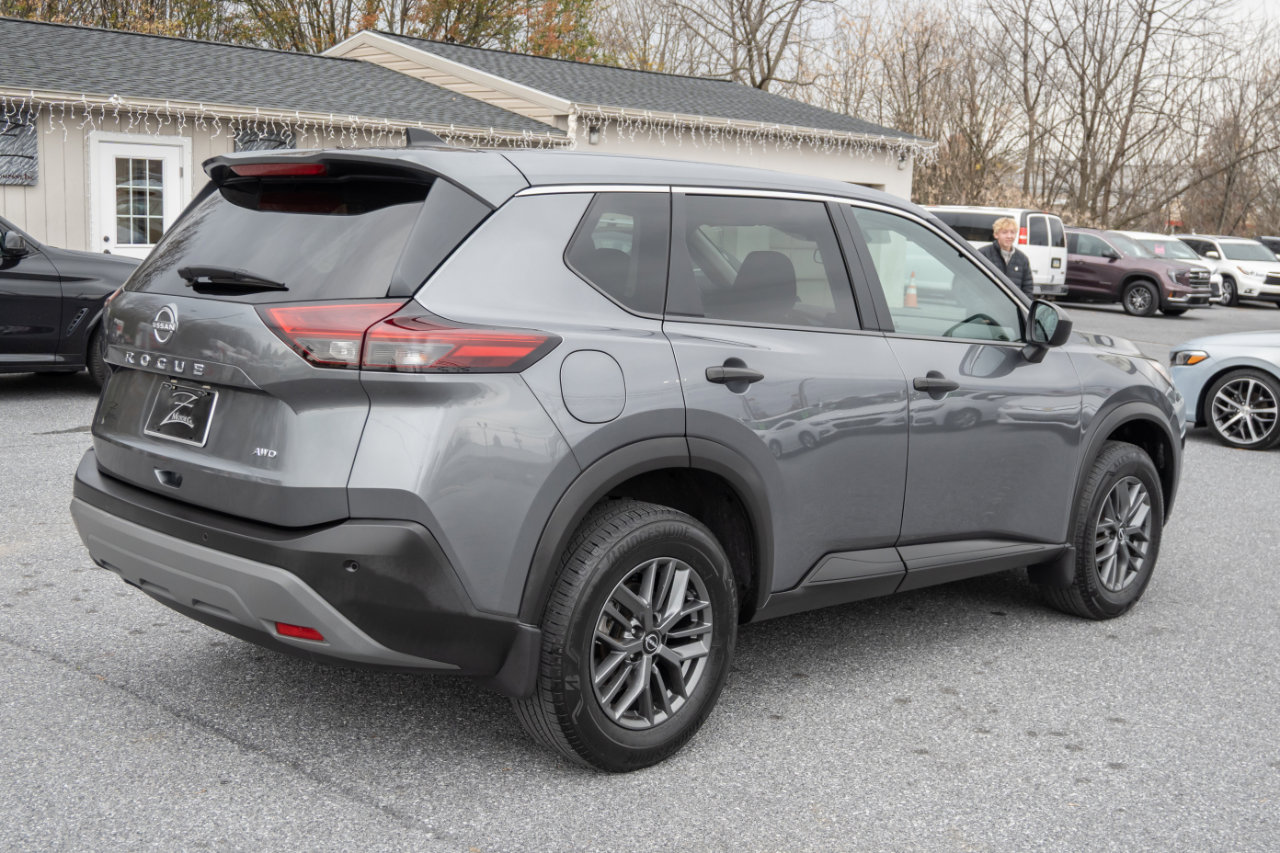 Used 2023 Nissan Rogue S image 11