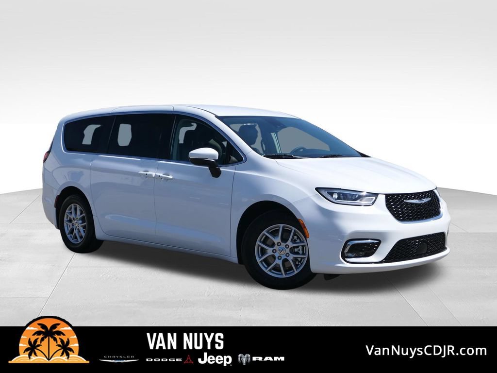 Used 2023 Chrysler Pacifica Touring-L FWD image 1