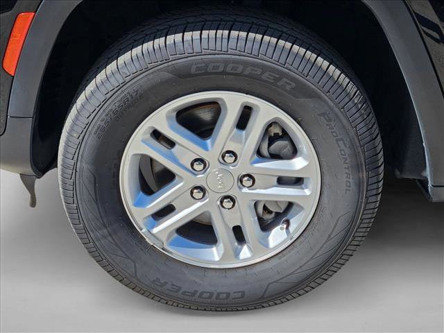 Used 2023 Jeep Grand Cherokee Laredo image 22