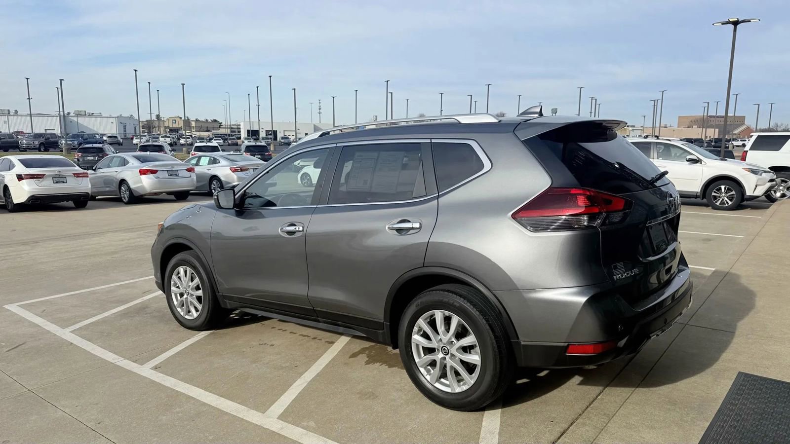 Used 2020 Nissan Rogue SV image 4