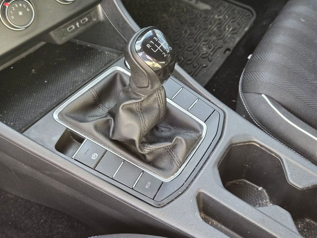 Used 2022 Volkswagen Jetta Sport image 9