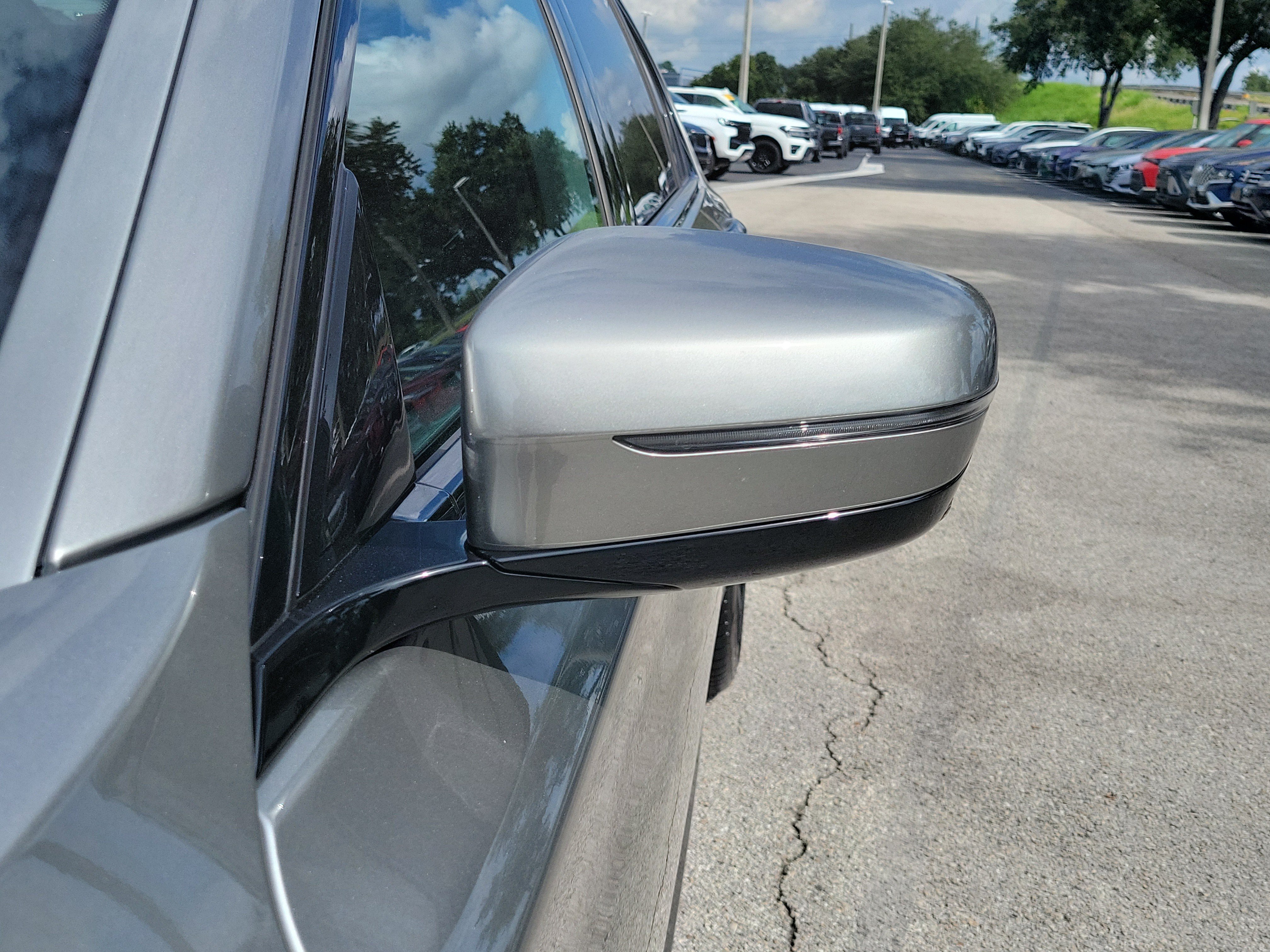 Used 2022 BMW 740i w/ M Sport Package RWD image 4