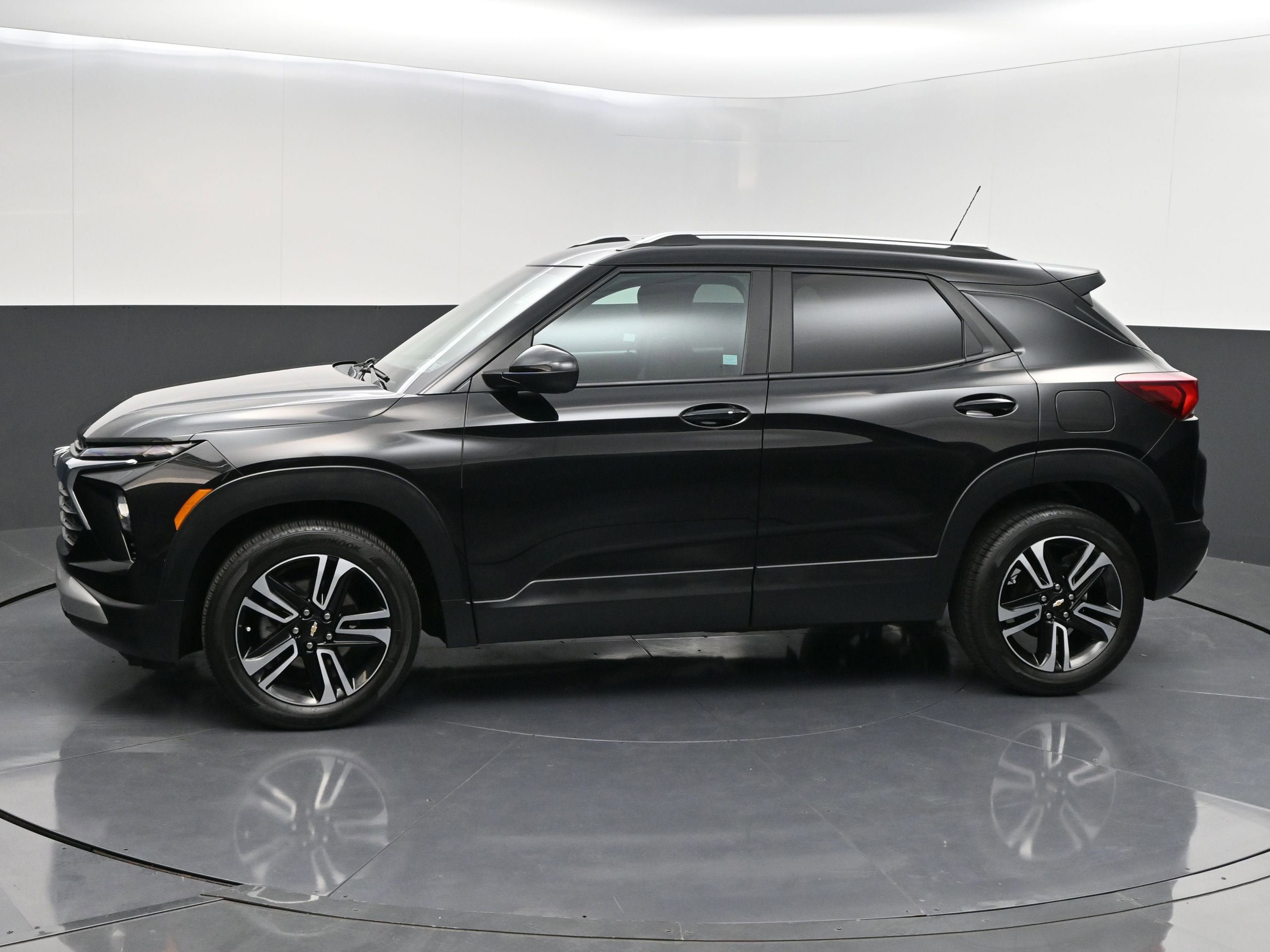 Used 2025 Chevrolet TrailBlazer LT w/ Convenience Package FWD image 4