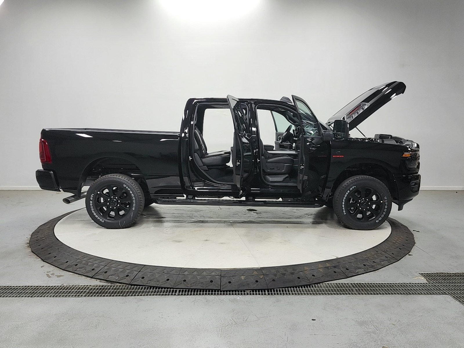 New 2026 RAM 2500 Laramie AWD/4WD image 17
