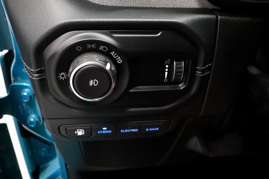 Used 2024 Jeep Wrangler Unlimited Sahara w/ Technology Group AWD/4WD image 27