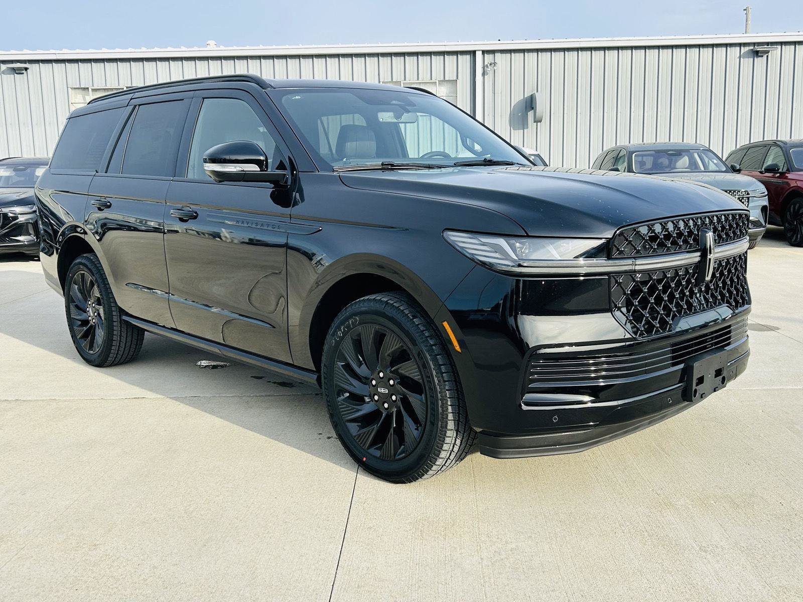 New 2026 Lincoln Navigator Reserve w/ Jet Appearance Package AWD/4WD image 2