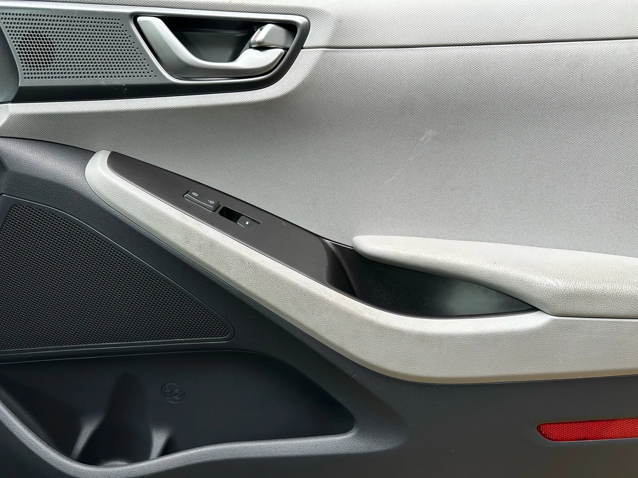 Used 2020 Hyundai Ioniq SE image 12