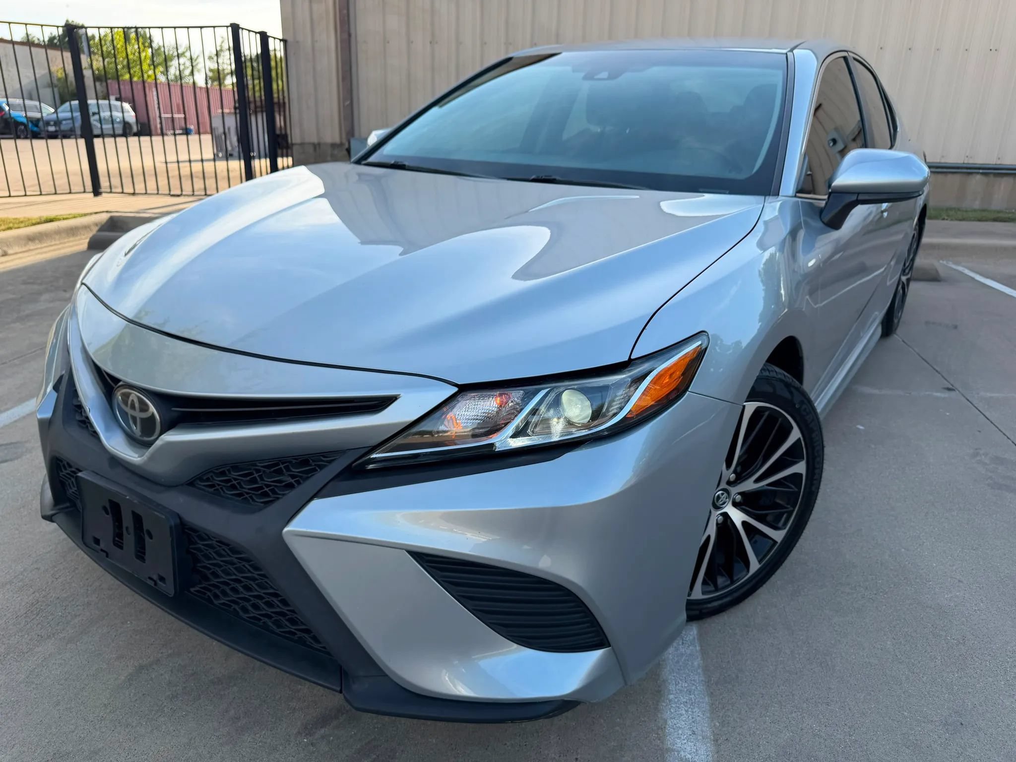 Used 2018 Toyota Camry SE FWD image 2