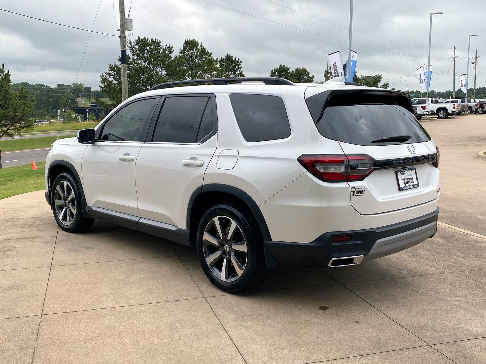 Used 2023 Honda Pilot Touring image 4