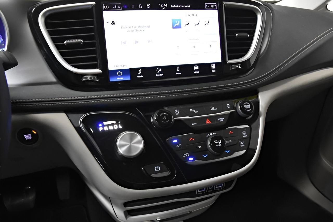 Used 2023 Chrysler Pacifica Touring-L image 22