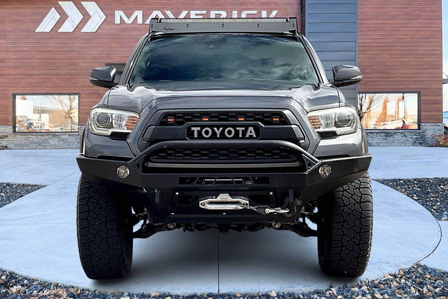 Used 2018 Toyota Tacoma TRD Off-Road w/ Technology Package AWD/4WD image 2